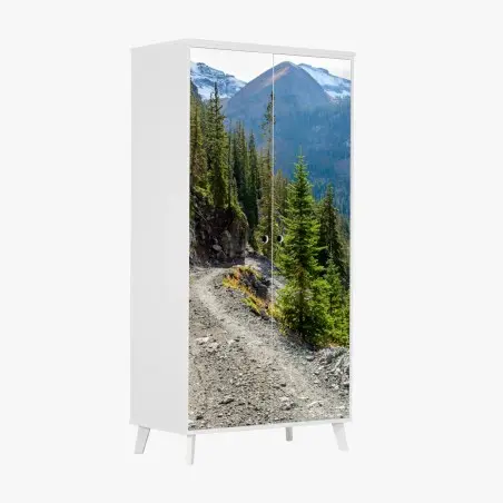 Sticker pour armoire sentier de montagne alpin entre pins et sommets – Wallnifity®