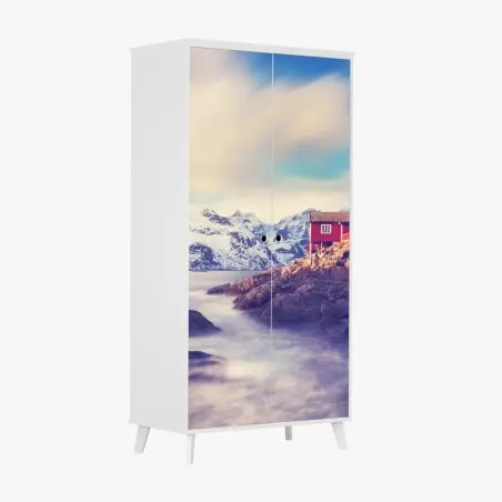 Sticker pour armoire maisons rouges au bord du fjord sous les montagnes enneigées – Wallnifity®