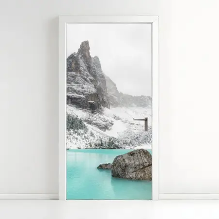 Sticker pour porte havre turquoise au pied des montagnes – Wallnifity®