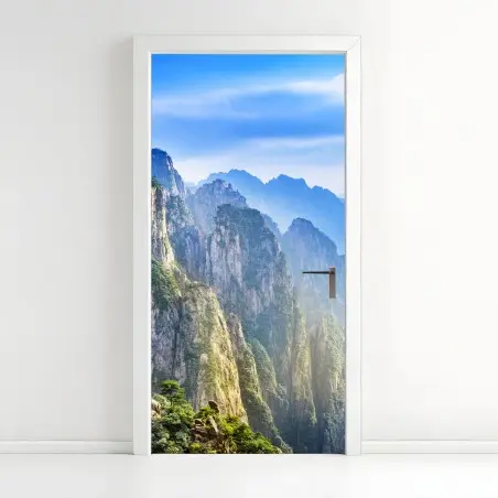 Sticker pour porte paysage de montagnes brumeuses aux falaises sculptées – Wallnifity®