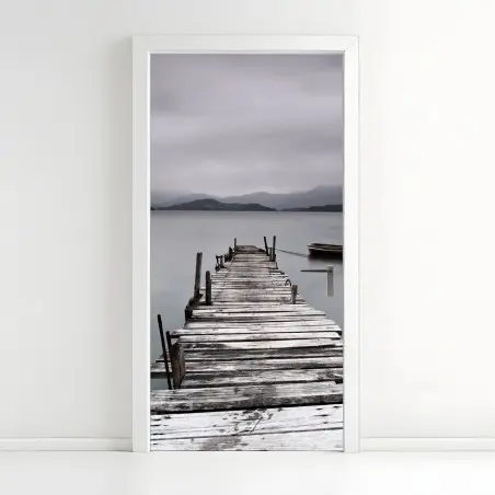 Sticker pour porte jetée solitaire et barques sur une mer calme – Wallnifity®