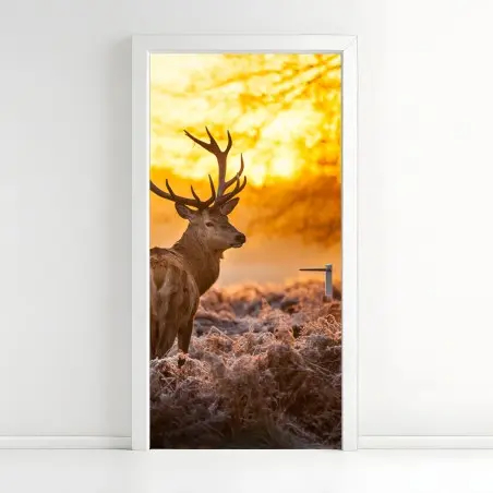 Sticker pour porte cerf au lever du soleil dans un paysage givré – Wallnifity®