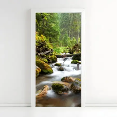Sticker pour porte ruisseau forestier paisible aux rochers moussus – Wallnifity®