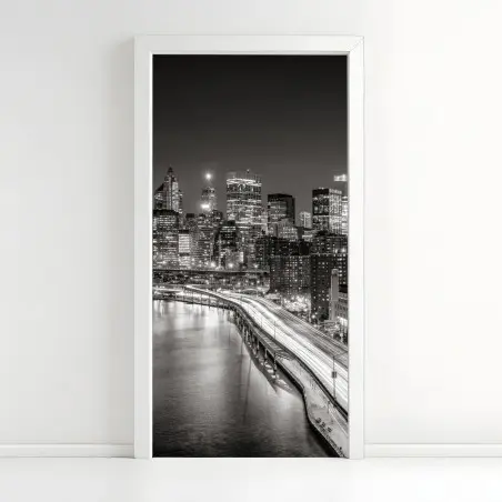 Sticker pour porte panorama urbain nocturne New York en noir et blanc – Wallnifity®