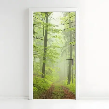 Sticker pour porte sentier brumeux dans la forêt printanière – Wallnifity®