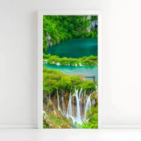 Sticker pour porte cascade et lacs émeraude au cœur de la forêt – Wallnifity®