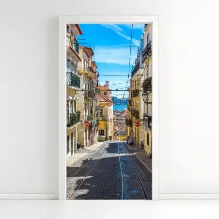 Sticker pour porte ruelle ensoleillée de Lisbonne – Wallnifity®