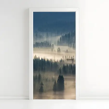 Sticker pour porte brume matinale sur la forêt de conifères – Wallnifity®