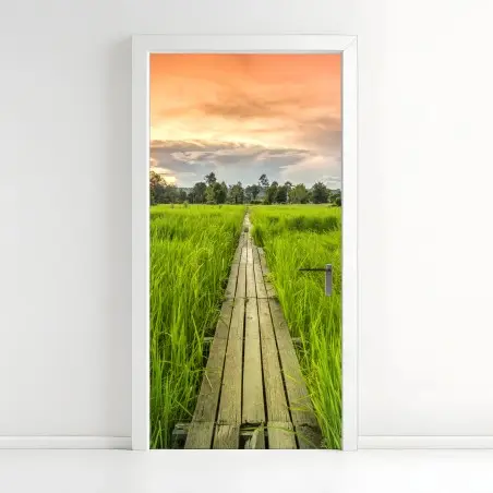 Sticker pour porte chemin en bois au milieu des rizières – Wallnifity®