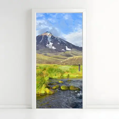 Sticker pour porte vue sereine du volcan Koryaksky – Wallnifity®