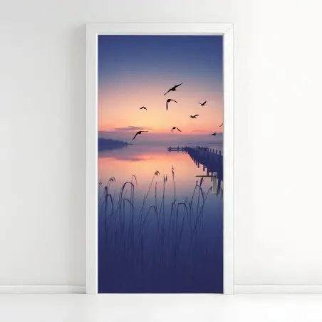 Sticker pour porte paysage au crépuscule avec ponton et oiseaux – Wallnifity®