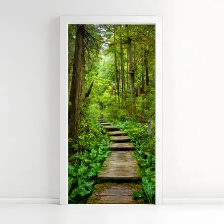 Sticker pour porte sentier en planches à travers une forêt verdoyante – Wallnifity®