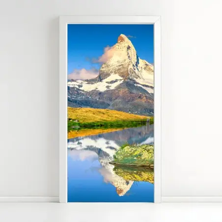 Sticker pour porte reflet du Cervin dans un lac alpin – Wallnifity®