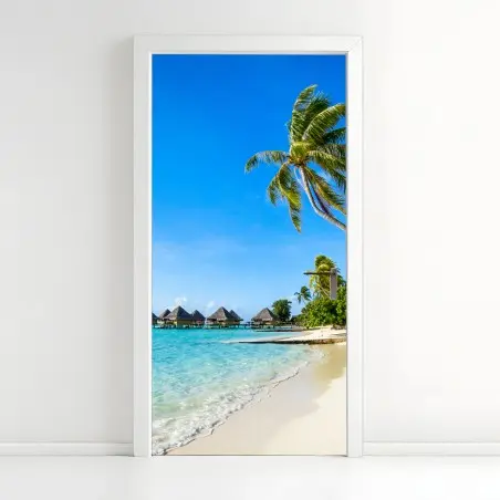 Sticker pour porte évasion tropicale: plage paradisiaque et bungalows sur pilotis – Wallnifity®