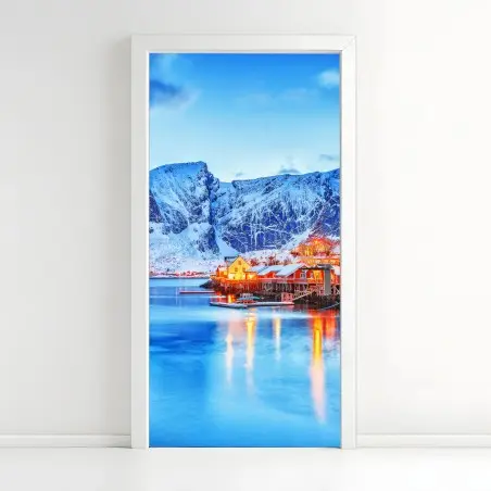 Sticker pour porte village côtier scandinave au crépuscule – Wallnifity®