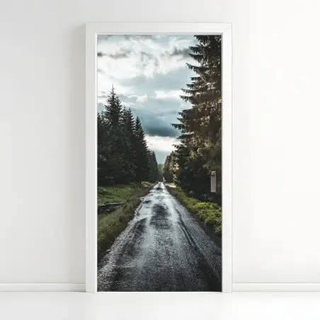 Sticker pour porte route forestière sous ciel dramatique – Wallnifity®