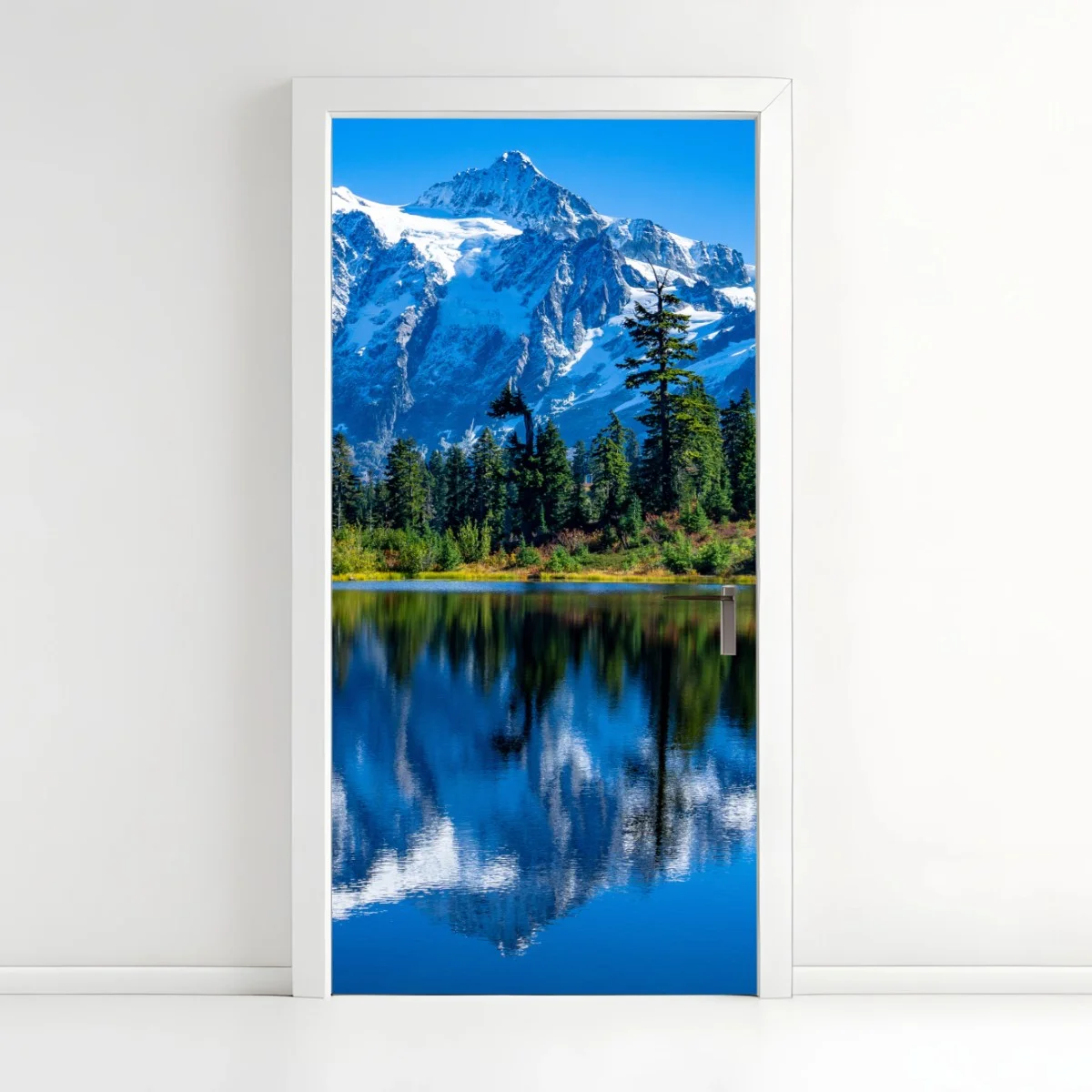 Sticker pour porte reflets d'un sommet enneigé sur un lac alpin – Wallnifity® Sticker pour porte reflets d'un sommet enneigé sur un lac alpin – Wallnifity®