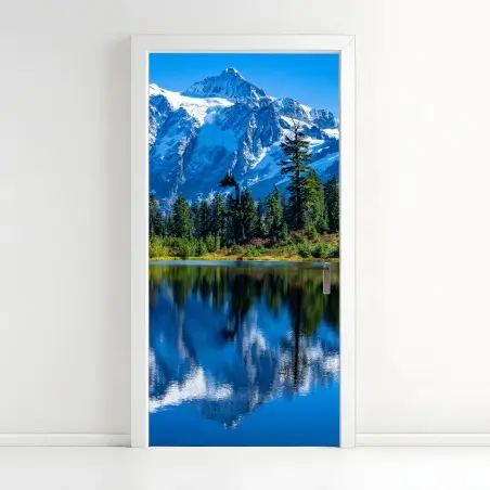 Sticker pour porte reflets d'un sommet enneigé sur un lac alpin – Wallnifity®