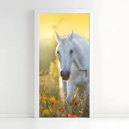 Sticker pour porte cheval blanc dans un champ de coquelicots au lever du soleil – Wallnifity®