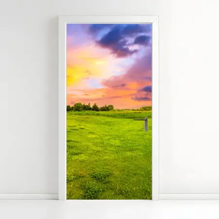 Sticker pour porte coucher de soleil sur prairie verdoyante – Wallnifity®