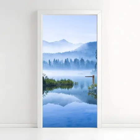 Sticker pour porte matin brumeux au lac alpin – Wallnifity®