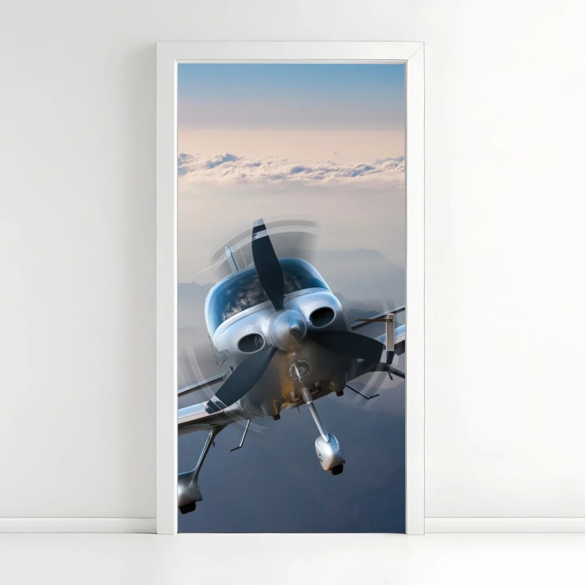 Sticker pour porte avion en plein vol au-dessus des montagnes brumeuses – Wallnifity® Sticker pour porte avion en plein vol au-dessus des montagnes brumeuses – Wallnifity®