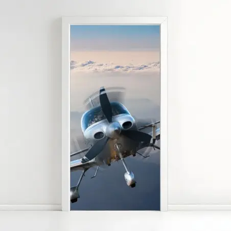 Sticker pour porte avion en plein vol au-dessus des montagnes brumeuses – Wallnifity®