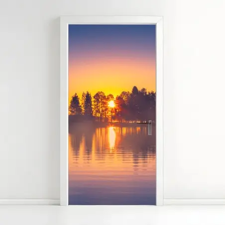 Sticker pour porte coucher de soleil sur le lac brumeux – Wallnifity®