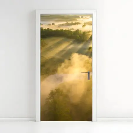 Sticker pour porte rayons dorés sur prairie brumeuse – Wallnifity®