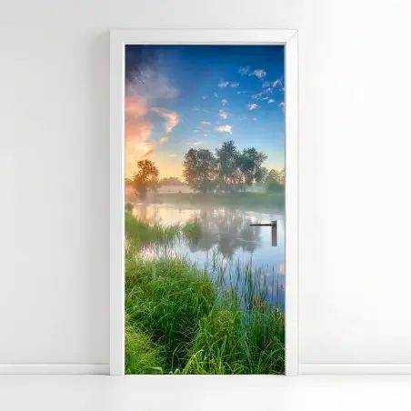 Sticker pour porte aube d'été sur les rives brumeuses – Wallnifity®