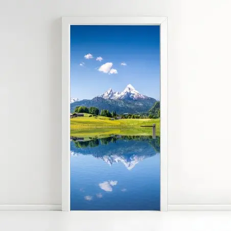 Sticker pour porte reflet alpin sur un lac tranquille – Wallnifity®