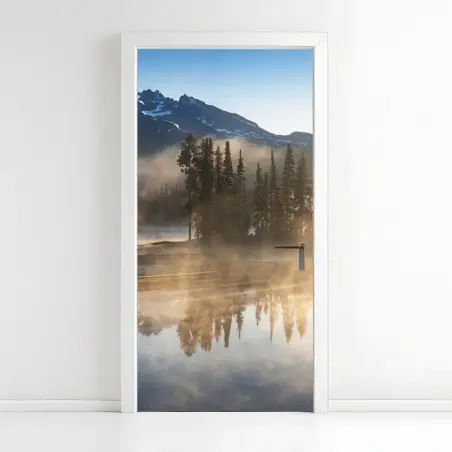 Sticker pour porte reflets brumeux au lever du jour sur le lac – Wallnifity®