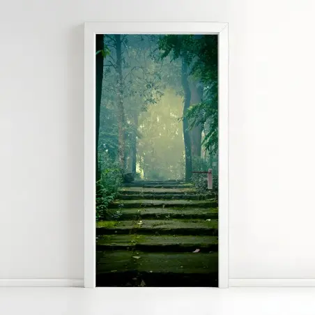 Sticker pour porte escalier de pierre dans la forêt brumeuse – Wallnifity®