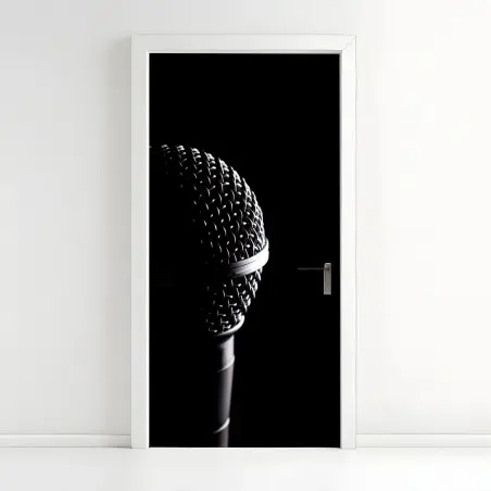 Sticker pour porte microphone en gros plan sur fond noir – Wallnifity®