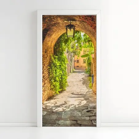 Sticker pour porte ruelle médiévale verdoyante en Toscane – Wallnifity®