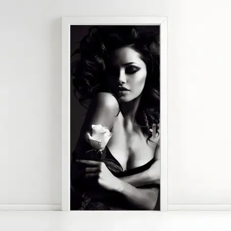 Sticker pour porte portrait glamour en noir et blanc avec rose – Wallnifity®