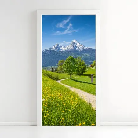 Sticker pour porte chemin pittoresque vers les montagnes enneigées – Wallnifity®