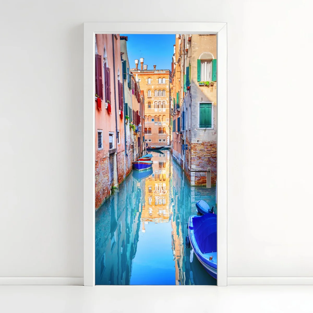 Sticker pour porte ruelle vénitienne aux reflets colorés - Venise – Wallnifity® Sticker pour porte ruelle vénitienne aux reflets colorés - Venise – Wallnifity®