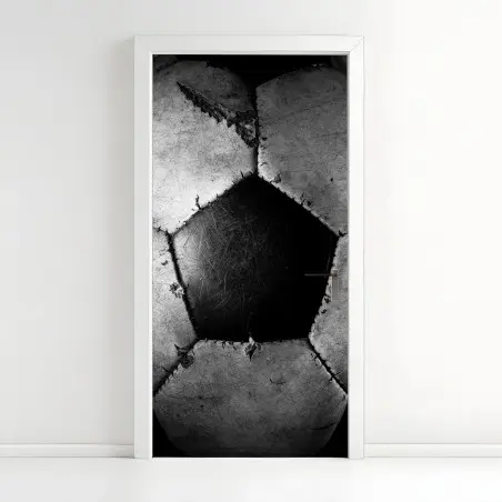 Sticker pour porte ballon de football usé en gros plan – Wallnifity®