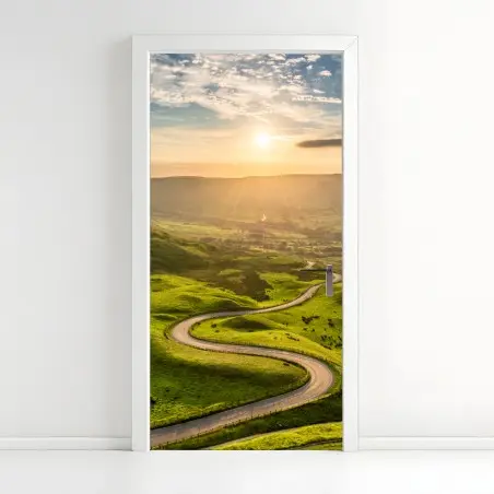 Sticker pour porte route sinueuse dans les collines verdoyantes au soleil couchant – Wallnifity®
