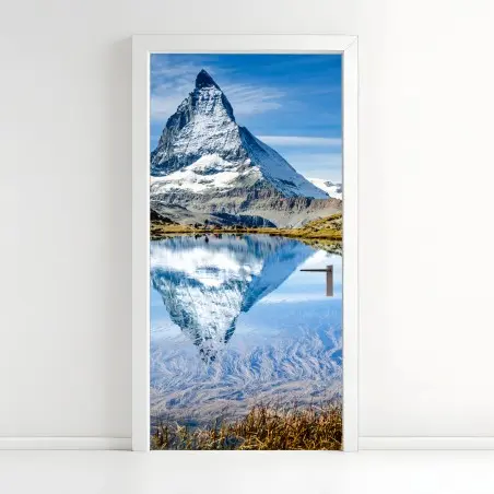 Sticker pour porte reflet du Cervin dans un lac alpin – Wallnifity®