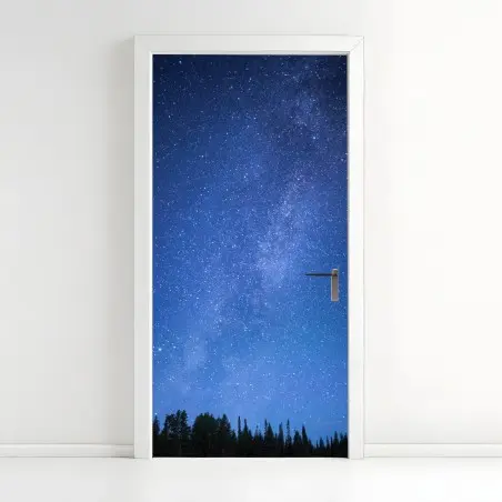 Sticker pour porte la voie lactée au-dessus de la forêt – Wallnifity®