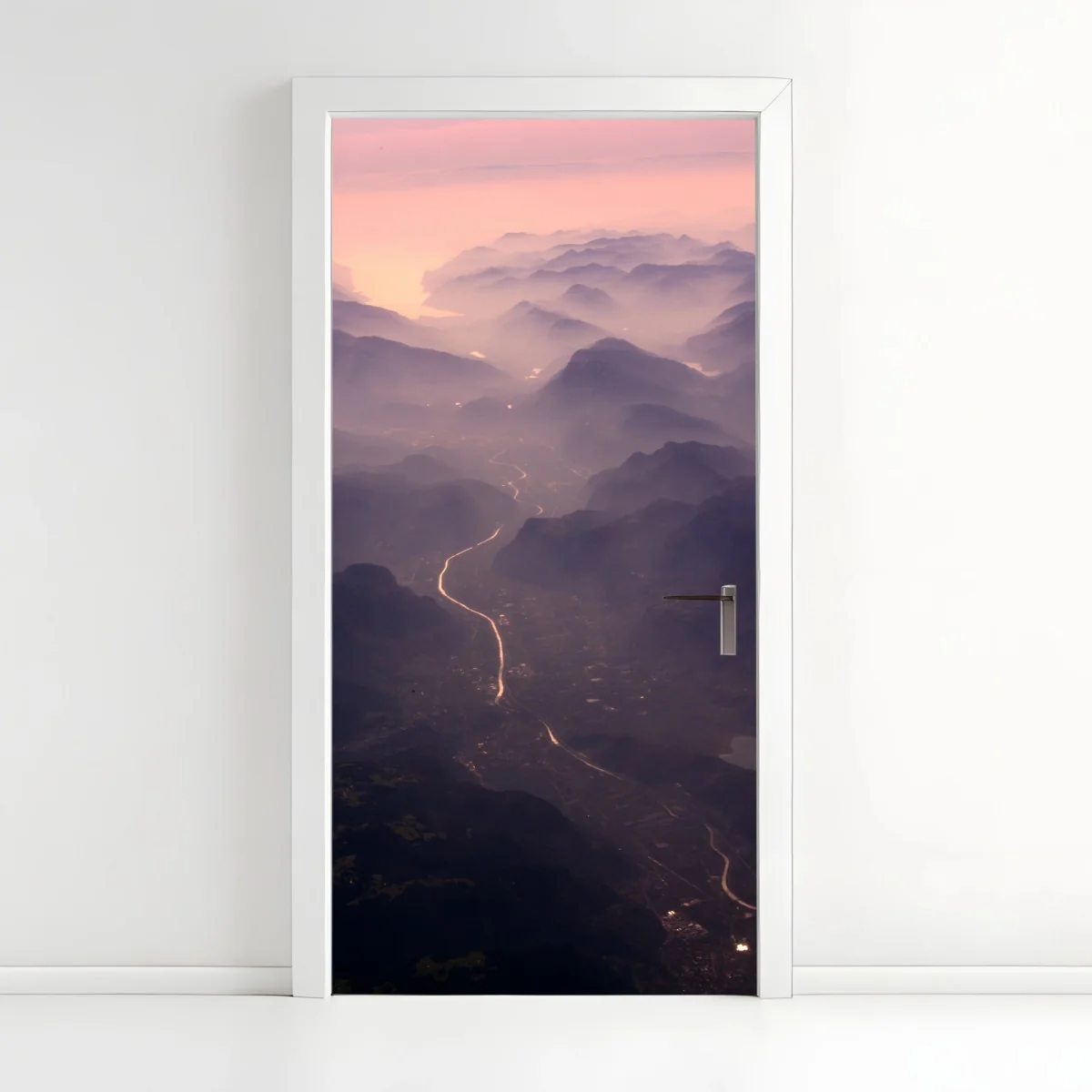 Sticker pour porte paysage brumeux de montagnes et rivière au crépuscule – Wallnifity® Sticker pour porte paysage brumeux de montagnes et rivière au crépuscule – Wallnifity®