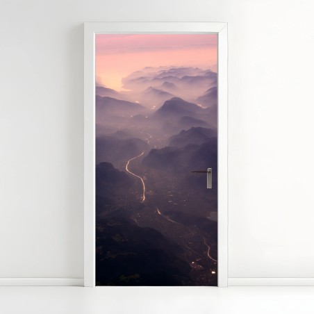 Sticker pour porte paysage brumeux de montagnes et rivière au crépuscule – Wallnifity®