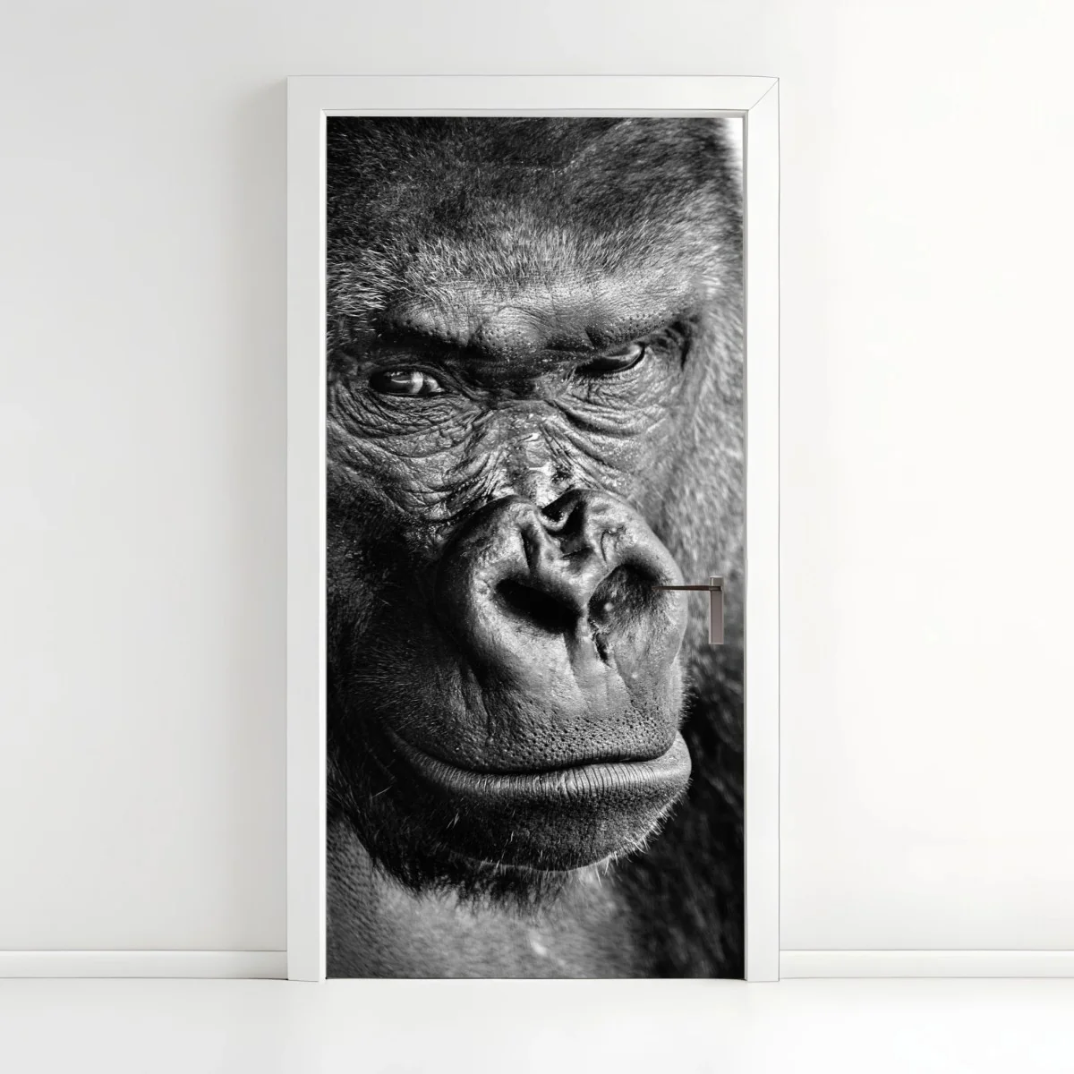 Sticker pour porte portrait intense de gorille en noir et blanc – Wallnifity® Sticker pour porte portrait intense de gorille en noir et blanc – Wallnifity®