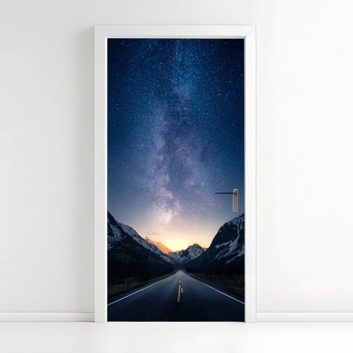 Sticker pour porte route vers la voie lactée dans une vallée montagneuse – Wallnifity®