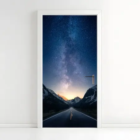 Sticker pour porte route vers la voie lactée dans une vallée montagneuse – Wallnifity®