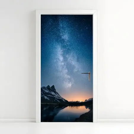 Sticker pour porte voie lactée au-dessus des montagnes enneigées – Wallnifity®