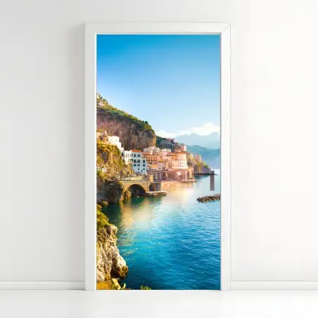 Sticker pour porte village côtier perché sur falaise au bord de la mer – Wallnifity®