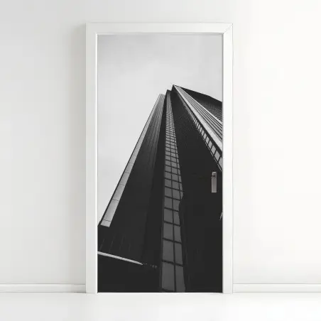 Sticker pour porte perspective monumentale d'un gratte-ciel en noir et blanc – Wallnifity®